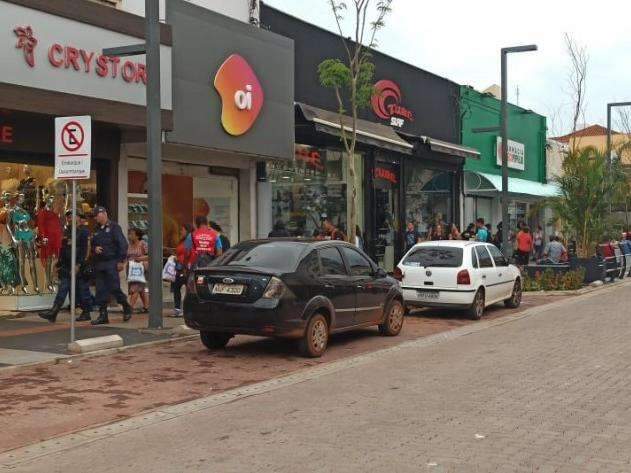 Motoristas ignoram placas e &aacute;rea de embarque vira estacionamento na 14 