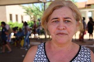 Viúva Madalena Nogueira Lopes, de 52 anos, explica que tudo começou na gestação. (Foto: Danielle Valentim)