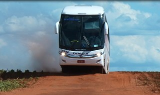 Ônibus passa por desvio em Itaquiraí (Foto: Wisley Weber/TV RIT)