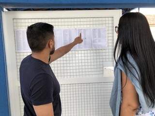 Candidatos observam distribuição de salas antes de entrar para aplicação da prova (Foto: Jones Mário)