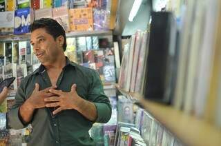 O dinheiro não deu para abrir uma livraria, mas ele se contenta em vender livros em banca. (Foto: Alcides Neto)