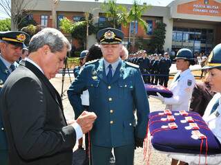 Governador entrega medalha a policial militar.