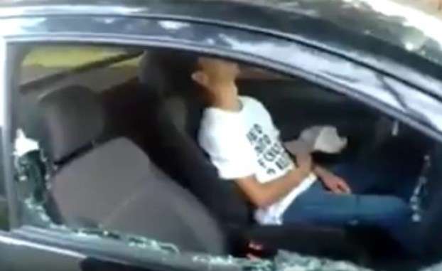 Rapaz de 19 anos &eacute; flagrado dormindo com carro ligado no meio da rua