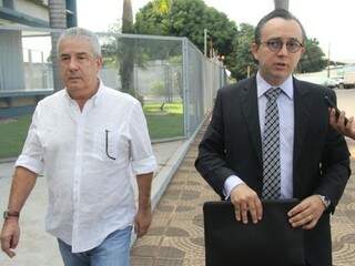João Amorim (de camisa branca) ao lado do advogado (Foto: Marcos Ermínio)