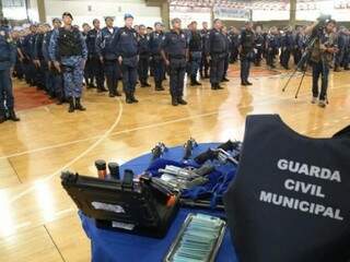 Colete da Guarda Municipal ao lado de armamentos letais (Foto: Divulgação/PMCG)