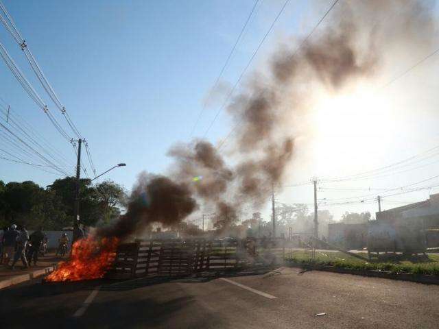 Ap&oacute;s morte, moradores bloqueiam avenida em protesto por sinaliza&ccedil;&atilde;o 