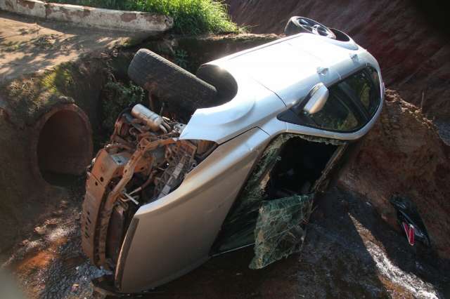 Ford Focus com placas do Par&aacute; tomba perto de rotat&oacute;ria na Mato Grosso