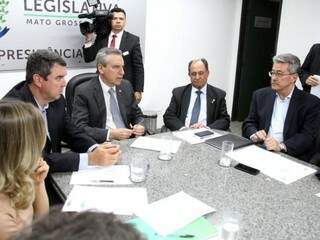 Secretário Eduardo Riedel ao lado dos deputados Paulo Corrêa (PSDB) e Zé Teixeira (DEM) e do secretário Roberto Hashioka (Foto: Wagner Guimarães/ALMS)