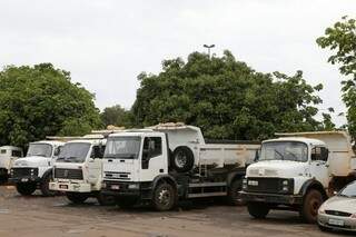 Secretaria tem seis caminhões disponíveis, mas não são adequados para coleta de lixo (Foto: Gerson Walber)