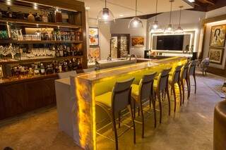 Bar com balcão de pedra Ônix é destaque na area social que integra também sala de TV, jantar e churrasqueira. (Foto: Fernando Antunes)