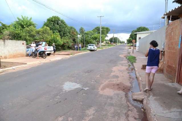 Moradores cobram sinaliza&ccedil;&atilde;o em rua que virou &quot;pista de corrida&quot;
