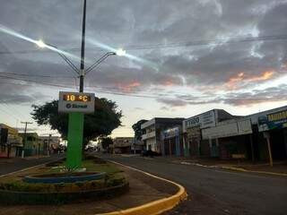 Termômetro marcava 10ºC em Dourados ao amanhecer (Foto: Helio de Freitas)