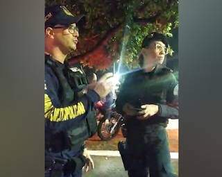 Em vídeo, guarda aparece conversando com PM após a abordagem do coronel (Foto: Reprodução)