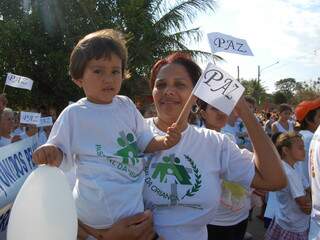 A família participou e levou as crianças. (Foto: Simão Nogueira)