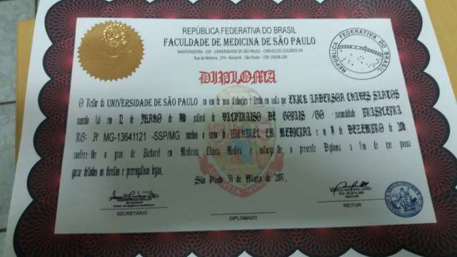 Homem que se passava por m&eacute;dico &eacute; preso com arma e R$ 3,7 mil falsos