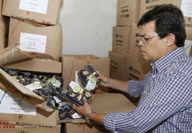Uniformes e kits chegam &agrave; Capital, mas prefeito s&oacute; inicia entrega em mar&ccedil;o