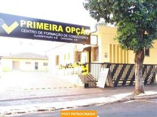 Autoescola fica na Rua 15 de Novembro, 797, entre as ruas Pedro Celestino e Rui Barbosa. (Foto: Divulgação)