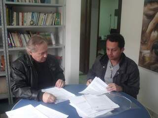 Presidente da Biótica, Jorge Pfitscher, e advogado repassaram documentos ao MPF.(Foto: Divulgação) 