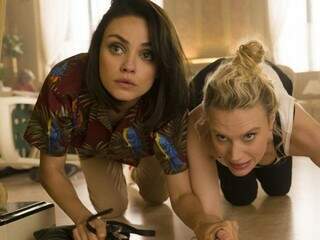 Audrey (Mila Kunis) e Morgan (Kate McKinnon) em cena do filme Meu Ex é um Espião (Foto: Divulgação)