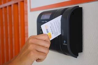 O cliente tem acesso através de um cartão magnético.  (Foto: Paulo Francis) 