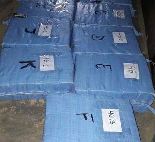 Fardos de cocaína encontrados em pista clandestina, em Bella Vista Norte (Foto: Divulgação/Senad)