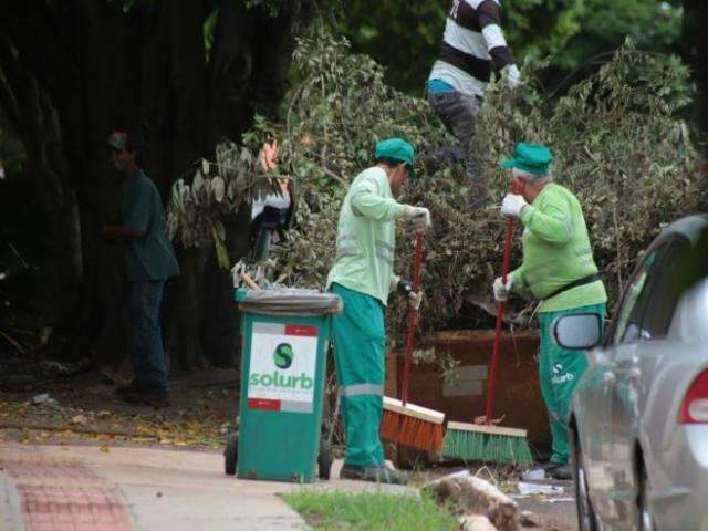 Sal&aacute;rio cai na conta e trabalhadores voltam a coletar lixo e varrer ruas
