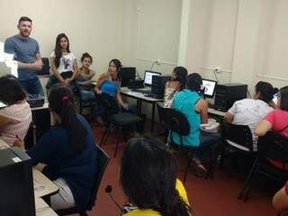 Professor e alunos durante curso profissionalizante em Campo Grande. (Foto: Divulgação/PMCG)