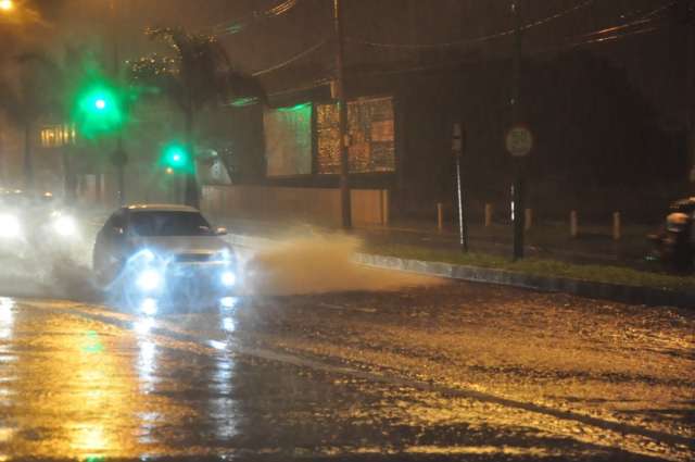Chuva forte causa alagamentos em v&aacute;rias regi&otilde;es de Campo Grande