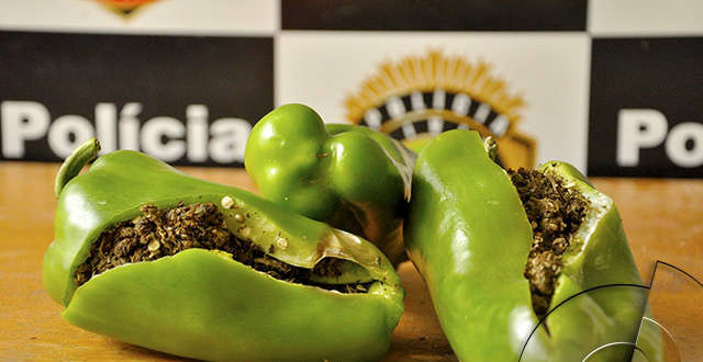  Jovem &eacute; flagrada tentando entrar com piment&atilde;o recheado de maconha em pres&iacute;dio  