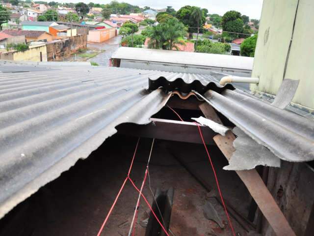  Ventania destelha cobertura de condom&iacute;nio no Santo Amaro