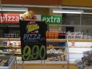 No hipermercado Extra, a pizza é um dos produtos que entra na promoção do Black Friday. (Foto: Mariana Rodrigues)