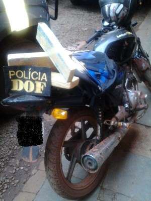 Pol&iacute;cia apreende 2,5 kg de maconha e moto abandonada na MS-379