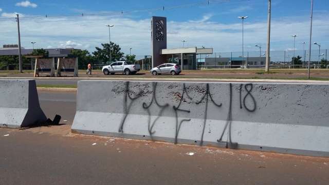 Acad&ecirc;micos flagrados pichando muro s&atilde;o multados em R$ 3 mil