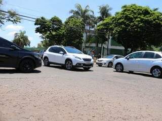 Motoristas no cruzamento da Rua da Paz com a Goiás (Foto: Marcos Maluf) 