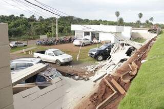Muro de condomínio caiu em cima dos carros de uma garagem que fica na Avenida Interlagos (Foto Alan Nantes)