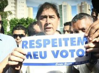 Prefeito segura cartaz para reforça tese de que tem o apoio de 270 mil eleitores, que votaram nele em outubro de 2012 (Foto: Marcos Ermínio)