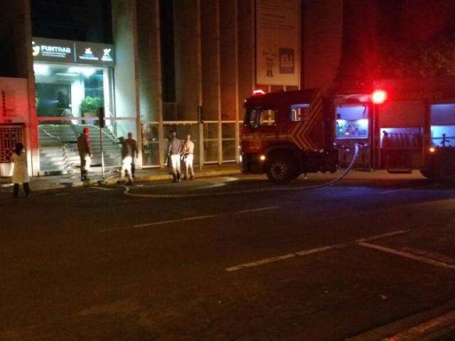 Inc&ecirc;ndio atinge andar t&eacute;rreo de pr&eacute;dio da Funda&ccedil;&atilde;o do Trabalho