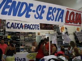 Comerciante presa diz que utiliza métodos de venda das lojas populares paulistanas (Foto: Marcos Ermínio)