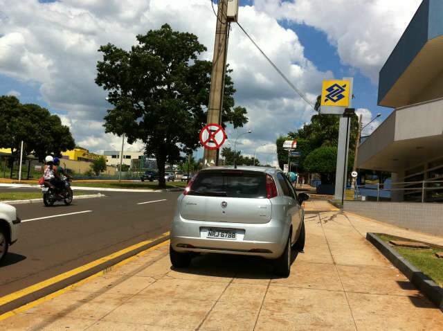  Rotina: Condutores p&otilde;em carros na cal&ccedil;ada em frente de ag&ecirc;ncia do BB