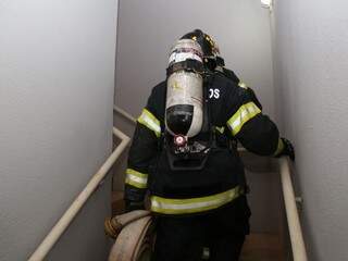 Os bombeiros subiram 18 andares durante o treinamento (Foto: Fernando Antunes)