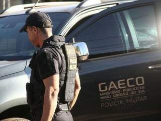 Agente do Gaeco durante operação em Campo Grande (Foto: Marcos Ermínio/Arquivo)