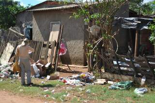 Casas com materiais de reciclagem juntam muito lixo e contribui para a proliferação do mosquito da dengue. (Fotos: Marlon Ganassin)