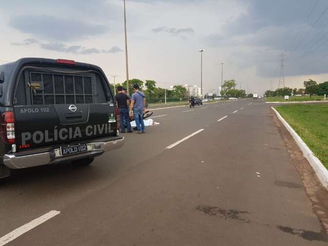 Atirador em carro branco executa motociclista na sa&iacute;da para Tr&ecirc;s Lagoas