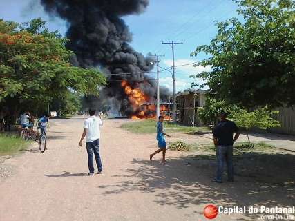 Incêndio destrói ônibus com 30 passageiros e causa pânico em Corumbá