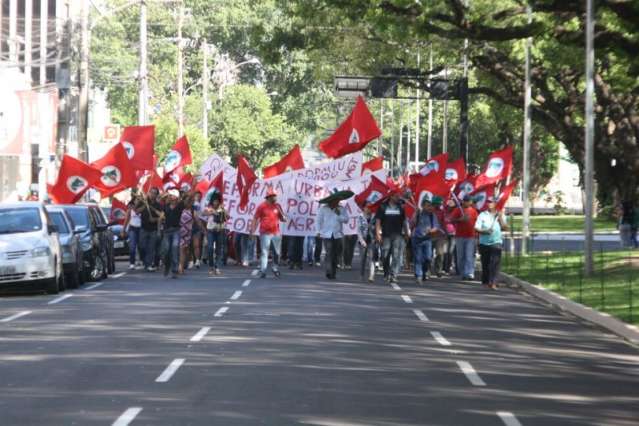 Aderindo &agrave; manifesta&ccedil;&atilde;o, MST sai em marcha pelas ruas de Campo Grande