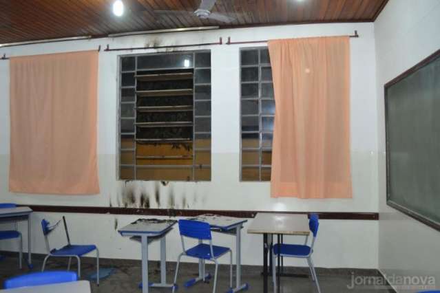 Cortina e cadeiras de sala de aula s&atilde;o incendiadas e alunos s&atilde;o suspeitos