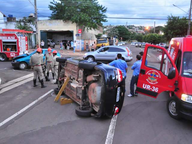  Carro tomba ap&oacute;s colis&atilde;o em cruzamento da regi&atilde;o central
