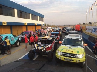 No Autódromo Internacional de Goiânia, vistoria dos veículos que irão disputar o Rally dos Sertões (Foto: Vinicius Branca/Vipcomm)