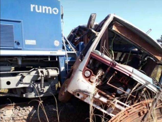 Alunos filmam momento em que &ocirc;nibus escolar &eacute; &ldquo;atropelado&rdquo; por trem