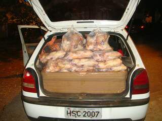 O porta-malas do carro estava lotado, com três frangos em cada um dos 90 pacotes. (Foto: Divulgação/PMA)